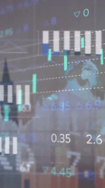 Şehir manzarası üzerinde veri işleme animasyonu. küresel iş ve dijital arayüz kavramı dijital olarak oluşturulmuş video.