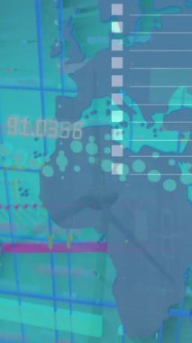 Şehir binaları üzerinde dünya haritası ve bağlantı ağının animasyonu. Dijital video oluşturulmuş küresel iletişim dijital arayüzü ve veri ağı kavramı.