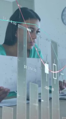 Evde dizüstü bilgisayar kullanarak finansman hesaplayan Afrikalı Amerikalı kadının veri işleme animasyonu. Aile bütçesi ve gider kavramı