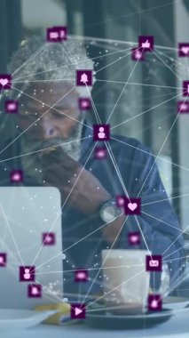 Dizüstü bilgisayarı olan yaşlı Afro-Amerikan bir adam için ikonlarla olan bağlantıların animasyonu. küresel iş ve dijital arayüz kavramı dijital olarak oluşturulmuş video.