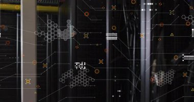 Kamera çerçeveledikten sonra sunucu rafı UI elementleri titreşiyor ve veri taraması gösterilerek ızgaraya bağlanıyor. Teknoloji, siber güvenlik, veri, dijital, ağ, yenilik, fütürist