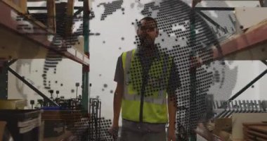 Elinde pano olan müfettiş koridor tarama raflarına girerken harita da lojistiği gösteriyor. Lojistik, envanter, yönetim, sanayi, organizasyon, teknoloji, verimlilik