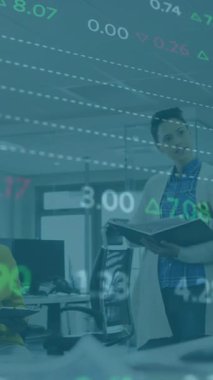 Ofisteki çeşitli iş arkadaşlarıyla ilgili finansal verilerin animasyonu. İş, finans ve ekonomi kavramı dijital olarak oluşturulmuş video.