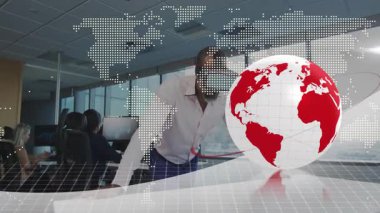 Olgun iş adamı VR kulaklığı takıyor ve küresel pazar verilerini dönen küresel kaplama ile analiz ediyor. Teknoloji, yenilik, bağlantı, işbirliği, veri görselleştirme, dijital, profesyonel