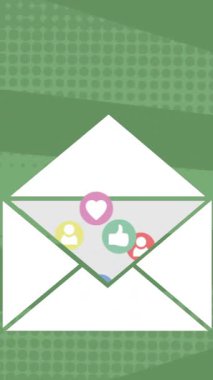 Zarf e- posta simgesinin sosyal medya simgeleriyle hipnotik hareketlerde kusursuz döngü içinde dönen yeşil parlak çizgiler üzerindeki animasyonu. Tekrarlama soyut ve renk kavramı dijital olarak oluşturuldu.