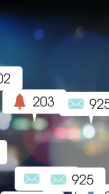 Şehir trafiğinin bulanık görüntüsü üzerine çoklu konuşma baloncukları üzerinde sosyal medya simgelerinin canlandırılması. Sosyal medya ağı ve iş teknolojisi kavramı