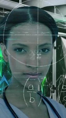 Bilgisayar sunucu odasındaki kadın doktorun portresi üzerine el yazısıyla yazılmış matematik denklemlerinin animasyonu. Küresel dijital ağ bilimi ve tıbbi dijital bileşimi.