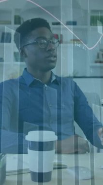 Çoklu grafik animasyonu, değişen numaralar, masaüstüne bakan düşünceli Afro-Amerikan adam. Dijital bileşik, çoklu pozlama, rapor, iş, büyüme ve teknoloji kavramı.