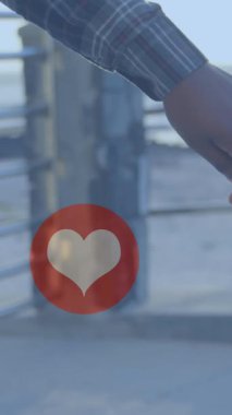 Birbirine aşık çiftlerin deniz kenarında el ele tutuşan kırmızı kalp ikonlarının canlandırması. Dijital ortamda oluşturulan Sevgililer Günü kutlaması konseptiniz kutlu olsun..