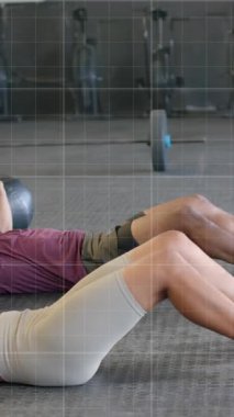 Çeşitli erkek ve kadınların spor salonunda tıp toplarıyla çapraz eğitimlerinin grafik işleme animasyonu. Fitness, egzersiz, güç, veri, dijital arayüz ve dijital olarak üretilen video.