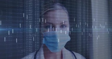 Başlangıçta maske takan kadın doktor şamdan kaplama kaydırma yüz taşıma ölçümleri alıyor. Tıbbi, teknoloji, analitik, sağlık, yenilik, profesyonel, teşhis