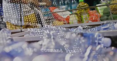 Adam alışveriş arabasını kendi kendine kontrol etmeye, çipleri yerleştirmeye, su şişelerini şifreli taramaya itiyor. Perakende, teknoloji, otomasyon, alışveriş, kolaylık, dijital ve tüketici