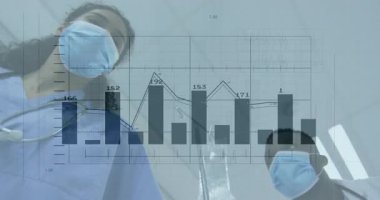 Sağlık tabloları azaldıktan sonra akışı düzenlemek için serum kıskacını ayarlayan hemşire, hayati belirtileri gözlemleyen doktor. Sağlık, tıbbi ekip, klinik, tanı, hasta bakımı, hastane, teknoloji