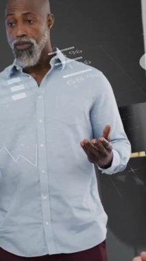 Proje detaylarını meslektaşlarına açıklayan bilgi arayüzü animasyonu ve çeşitli yönetici. Dijital bileşim, iş dünyası, rapor, ilerleme, toplantı, takım çalışması, sunum, ofis, teknoloji.