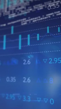 Mavi arkaplanda veri işleme ve diyagramlarının animasyonu. küresel iş, finans, bağlantılar ve dijital arayüz konsepti dijital olarak oluşturulmuş video.