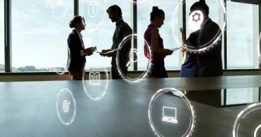 Analitik ikonlar, teknoloji ekibinin belgeleri değiş tokuş ettiğini, akıllı telefonları dinlediğini gösteriyor. İşbirliği, takım çalışması, yenilik, modernlik, profesyonel, dijital araçlar, konferans