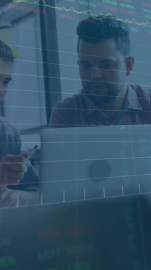 Ofisteki bir dizüstü bilgisayar üzerinde tartışan çeşitli meslektaşlar üzerinde borsa veri işleme animasyonu. Küresel ekonomi ve iş veri teknolojisi kavramı