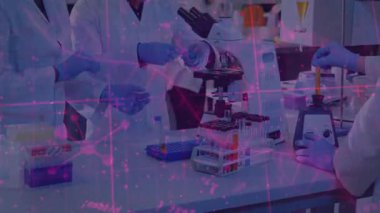 Laboratuvar teknisyenleri akranlarının nabız ölçümleri sırasında tüp pipetleme ve analiz için uzanıyor. Bilim adamları, işbirliği, araştırma, yenilik, teknoloji, takım çalışması, kesinlik