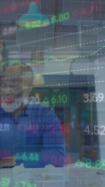 İş adamları üzerinde finansal veri işleme animasyonu. Küresel finans ekonomisi iş ve teknoloji kavramı dijital olarak oluşturulmuş video.