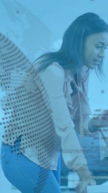 Ofisteki çeşitli iş adamlarının finansal veri işleme ve küresinin animasyonu. Küresel iş ve dijital arayüz kavramı dijital olarak oluşturulmuş video.