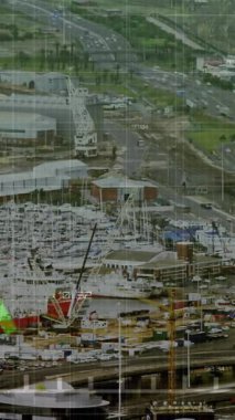 Şehir trafiğinin hızlandırılmış hava görüntüsüne karşı istatistiksel veri işleme animasyonu. Bilgisayar arayüzü ve iş veri teknolojisi kavramı