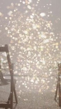 Plajdaki güneşli yatakların üzerinde ışık lekeleri. Ulusal rahatlama günü ve dijital olarak üretilen video konsepti.