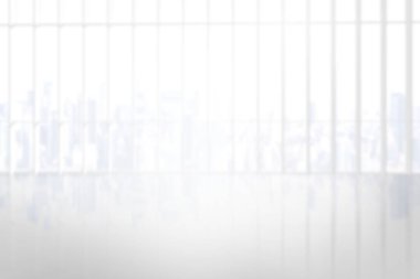 Şehir manzarasına karşı penceresi olan modern binanın içi