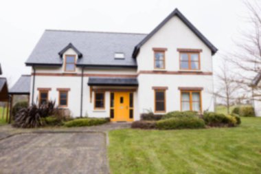 Beyaz Saray cephesi çimenli gökyüzüne karşı