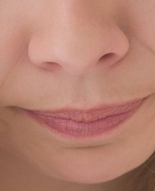 Gülümseyen çocuğun ağzını kapat.