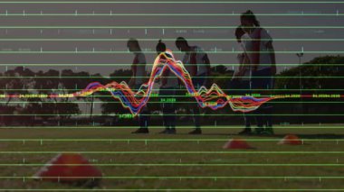 Sahadaki futbolcular başlangıç sinyali alıyor, dalga boyu izleme performansı ile tatbikat yapıyorlar. Atletizm, takım çalışması, çeviklik, spor, yoğunluk
