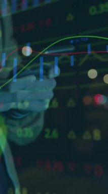 Sokaklarda akıllı telefon kullanan bir adama karşı borsa veri işleme animasyonu. Küresel ekonomi ve iş teknolojisi kavramı