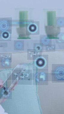 Haritalar ve veriler tablet kullanan hamile beyaz bir kadının ekranına yükleniyor. Hamilelik, iletişim, teknoloji, sağlık, beklenti, annelik ve evcil yaşam dijital olarak üretilen videolar.