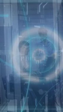 Sunucuların üzerindeki verilerle dijital ekranın animasyonu. Ağ, veri işleme ve teknoloji konsepti dijital olarak oluşturuldu.