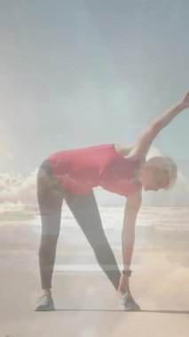 Egzersiz yapan yaşlı kadın portresinin üzerinde parlayan ışığın animasyonu. emeklilik ve yaşlı yaşam konsepti dijital olarak oluşturulmuş video.