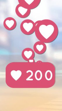 Şehir manzarasında büyüyen kalp simgeleri ve sayıların animasyonu. küresel sosyal medya ağı, bağlantı, iletişim ve teknoloji konsepti dijital olarak oluşturulmuş video.