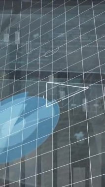 Şehir manzarası üzerinde veri işleme animasyonu. küresel iş ve dijital arayüz kavramı dijital olarak oluşturulmuş video.