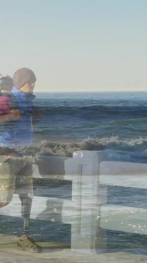 Engelli beyaz erkek yürüyüşçünün üzerinde deniz animasyonu. Uluslararası Engelliler Günü konsepti dijital olarak oluşturulmuş video.