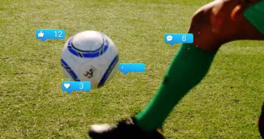 Futbolcu yeşil sahada topa vuruyor, hokkabazlık yapıyor, kıvılcımlar yükseliyor, yorum yapıyor ve ikonları takip ediyor. Spor, fitness, dijital bağlantı, açık hava aktivitesi, atletizm, modernteknoloji, dinamik