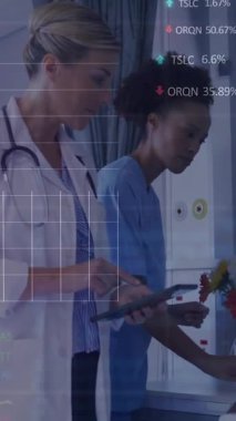 Grafiklerin ve ticaret kurullarının animasyonu, hastanede hastayı muayene eden çeşitli kadın doktorlar. Dijital bileşik, çoklu pozlama, rapor, iş dünyası, borsa, tıbbi ve sağlık konsepti.