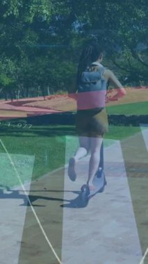 Bahçede scooter kullanan bir kızın dikiz aynasıyla karşılaştırıldığında istatistiksel veri işleme. istatistik ve veri kavramı