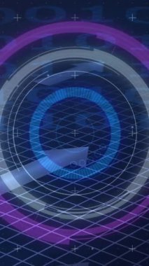 Mor yuvarlak tarayıcının dijital animasyonu mavi arkaplandaki ikili kodlama veri işlemesine karşı. bilgisayar arayüzü ve siber güvenlik kavramı