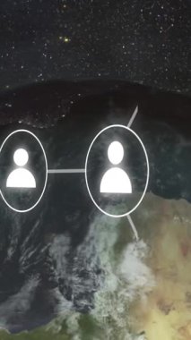 Veri işleme ile bağlantıların ve kürenin animasyonu. Dijital arayüz, bulut hesaplama ve veri işleme kavramı dijital olarak oluşturuldu.