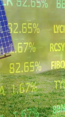 Güneş panelleri üzerinden finansal verilerin animasyonu. Finans, ekonomi, yeşil enerji, eko güç ve teknoloji konsepti dijital olarak oluşturulmuş video.