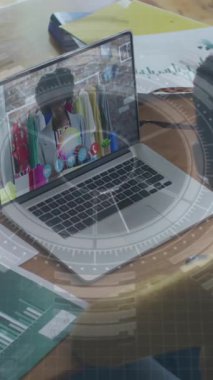 Yuvarlak tarayıcının animasyonu ve bilgisayarında video görüşmesi olan bir kadının veri işlemesi. Bilgisayar arayüzü ve iş teknolojisi kavramı