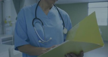 Sağlık uzmanının sarı klasör tarama çizelgelerini açması incelemeye alınmasına neden oluyor. Tıbbi, sağlık, dijital, analiz, teknoloji, profesyonel, klinik