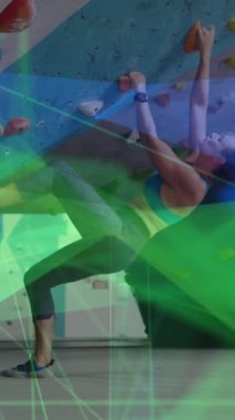 Beyaz kadın duvarlara tırmanırken veri işleme animasyonu. Küresel spor, bilim, bilgisayar, dijital arayüz ve veri işleme kavramı dijital olarak oluşturuldu.