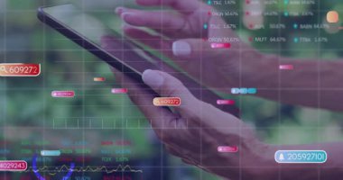 Olgun kadının elleri tablet tıkırtısı animasyon ızgarası, kabarcıklar finans tablosunu güncelliyor. Teknoloji, veri görselleştirme, kullanıcı arayüzü, analitik, dijital, açık hava, profesyonel