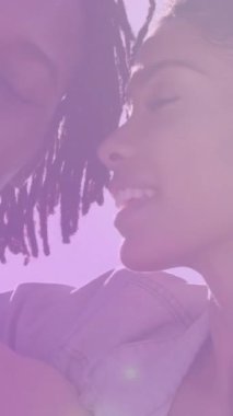 Sahilde gökyüzüne karşı kucaklaşan ve kucaklaşan farklı çiftlerin mercek alevleri. Dijital bileşim, çoklu pozlama, aşk, birliktelik, mutluluk, tatil ve romantizm konsepti.