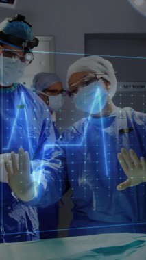 Yüz maskeli çeşitli cerrahlar üzerinde tıbbi veri işleme animasyonu. Küresel tıp, bağlantılar, hesaplama ve veri işleme kavramı dijital olarak oluşturulmuş video.