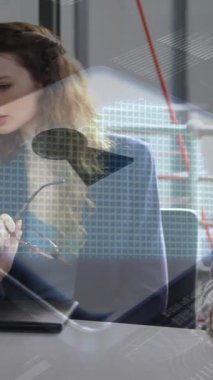 Veri işleme ve asma kilidin animasyonu. Ofiste iş tartışan çeşitli iş adamları üzerinde. Küresel iş ve dijital arayüz kavramı, dijital olarak oluşturulmuş video.